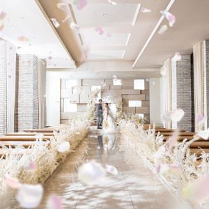 【サウンドホール】真っ白な空間に射し込む陽光と自然素材を取り入れた印象的なチャペル|THE CLASSICA BAY RESORT （ザ クラシカ ベイリゾート）の写真(54915616)