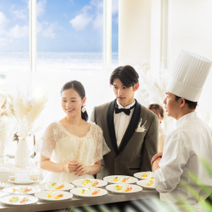 自然の恵みと、都市の躍動が絶妙に溶け合う空間で、オープンキッチンから届く五感で楽しむ美食とともに心ほどけるひとときを。|THE CLASSICA BAY RESORT （ザ クラシカ ベイリゾート）の写真(50671126)