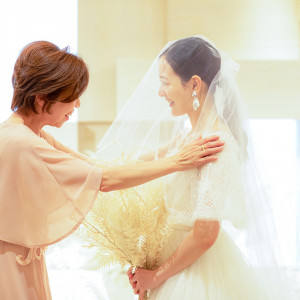 ”いってらっしゃい”大切に育ててきた新婦様を送り出す瞬間ベールダウン。柔らかな光で包み込みます。|THE CLASSICA BAY RESORT （ザ クラシカ ベイリゾート）の写真(50671161)