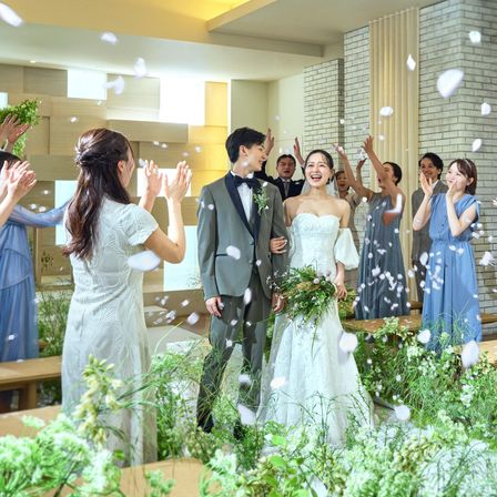 ゲストと近い距離だから、祝福のフラワーシャワーも笑顔が溢れる。|THE CLASSICA BAY RESORT （ザ クラシカ ベイリゾート）の写真(64157808)