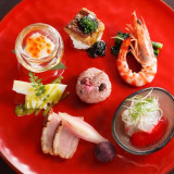 目にも鮮やかな前菜盛り合わせ。
料亭時代から培われてきた細やかな技が光る。