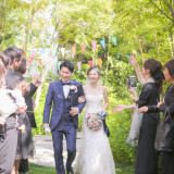 挙式後はガーデンでのセレモニーを。ゲストからの祝福を浴びながら披露宴へと向かいます