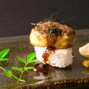 甘辛ダレでいただくTHE FUNATSUYA名物料理「フォアグラのお寿司仕立て」はブライダルフェアでも提供。ぜひ見学時に確かめて|ザ フナツヤの写真(32882008)