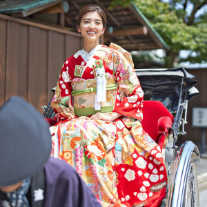 旧東海道の街並みによく映える人力車。神社での結婚式後に行う花嫁行列では道行く人々からも祝福を受けて|ザ フナツヤの写真(32868881)