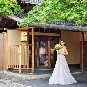 日本中の賓客に愛されてきた歴史ある旧邸で寛ぎのひと時を。暖簾を飾ればおふたりならではの特別空間にすることもできる。貸切ならではの自由を楽しんで|ザ フナツヤの写真(32865894)