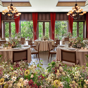 【THE GARDENROOM/110名収容】大きな窓から射し込む自然光と緑に包まれる披露宴会場。貸切ガーデンでふたりらしいパーティーを叶えて|ザ フナツヤの写真(34085295)