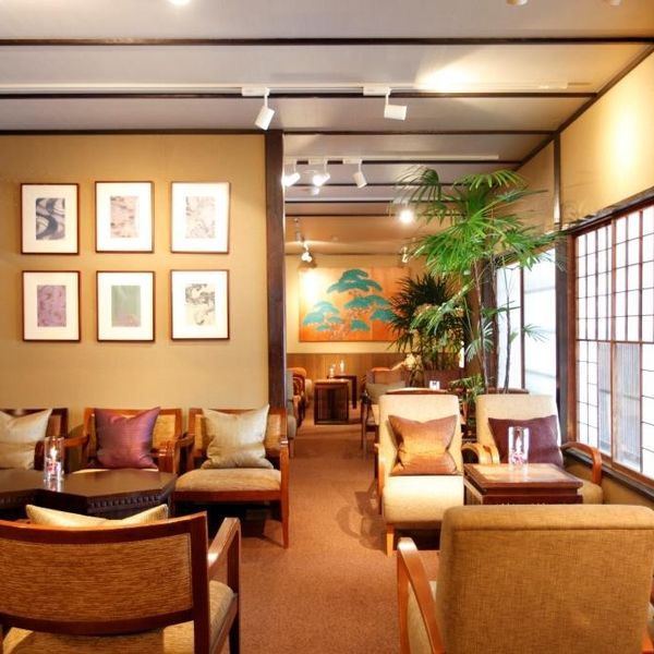 料亭当時の家財や調度品を残したゲストラウンジ。ローテーブル&ローチェアで、自宅のように寛いで|ザ フナツヤの写真(693551)