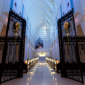 パイプオルガンとフルートの音色と共にアイアンゲートが開かれ、ベールをおろした花嫁が静かに大聖堂内へ|ノートルダム盛岡 Notre Dame MORIOKAの写真(11122300)