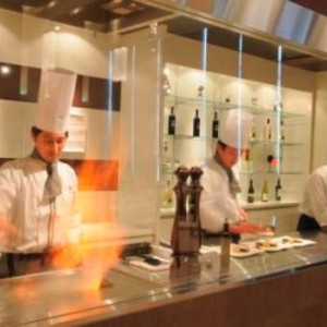 各会場には、オープンキッチンを併設。シェフが目の前で料理を仕上げるから香りが広がり美味しさも増す|ノートルダム盛岡 Notre Dame MORIOKAの写真(258086)