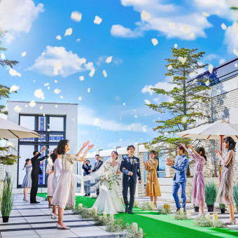 挙式後は開放空間でのセレモニーが叶う★お二人とゲストだけの貸切空間で忘れられない時間を！！