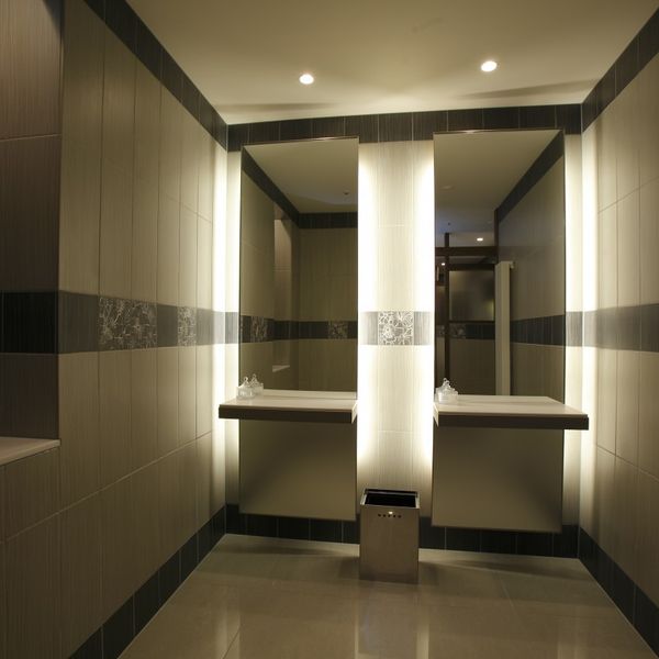 もちろん各会場そばに男女専用の化粧室を完備★ロビーや大聖堂などかく場所にご用意しているから安心♪各場所に多目的トイレも用意があるから安心して過ごせるゲストファーストの式場|ノートルダム盛岡/FIVESTAR WEDDINGの写真(504301)