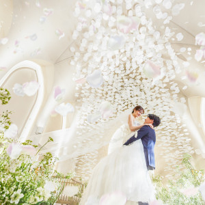 扉を開けた瞬間に目を奪われる幾重もの花びら。花びら×光のオブジェに包まれる幸せな花嫁|セントジェームスクラブ迎賓館仙台の写真(48172496)