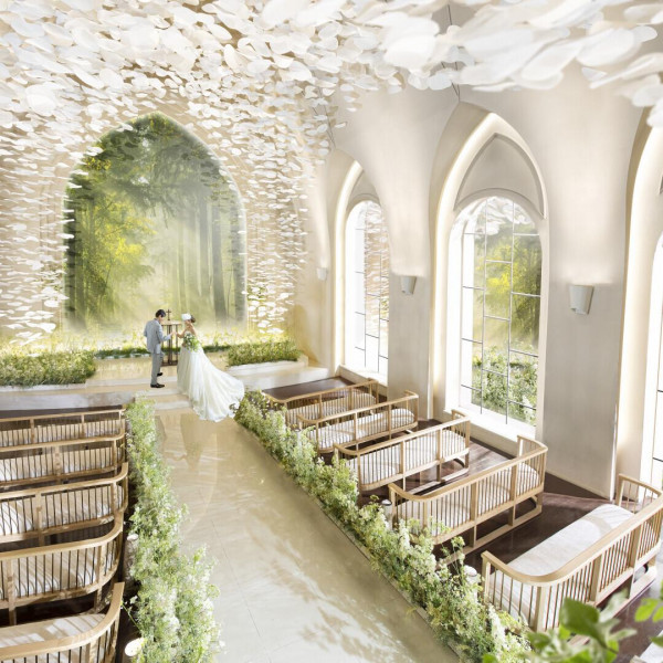 幾重もの花びらが降り注ぐ洗練された空間