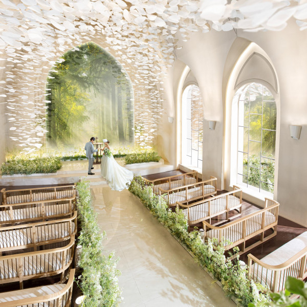 幾重もの花びらが降り注ぐ洗練された空間