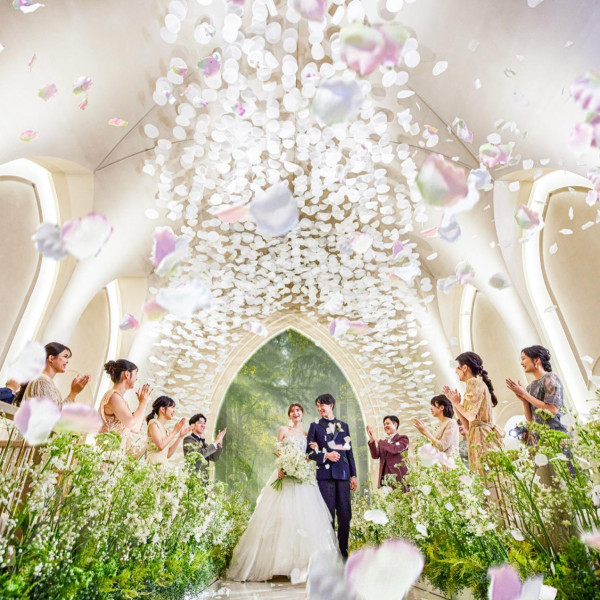 ゲストからの祝福の洗練に包まれて幸福感溢れる花嫁に。