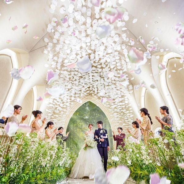 ゲストからの祝福の洗練に包まれて幸福感溢れる花嫁に。