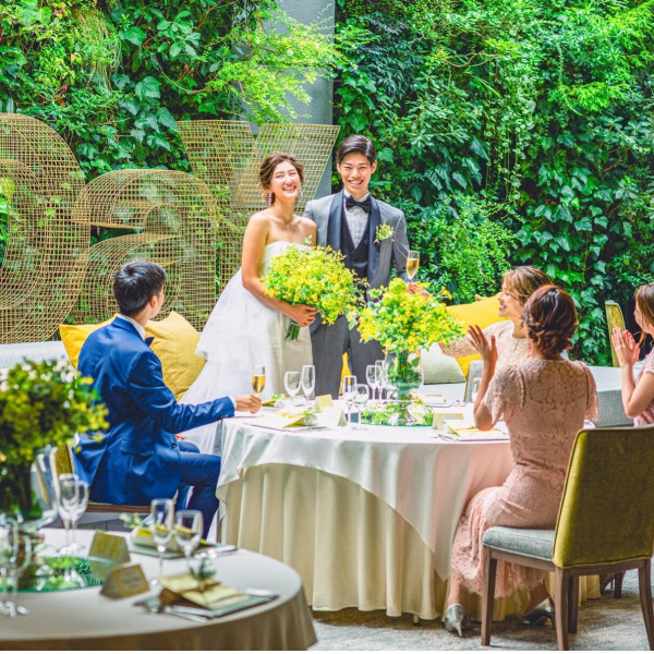 緑のロケーションが映えるテラス付き会場が人気