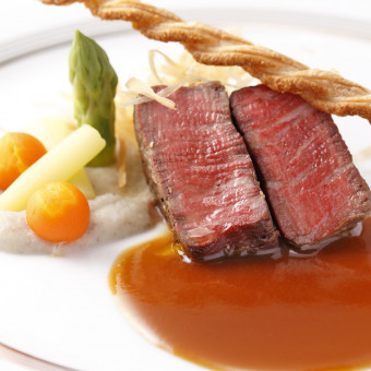 お肉料理「国産牛フィレのポワレトリュフ風味のポテトピューレ添え」