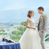 会場に隣接した「テラス」きれいな空色に染まる、ふたりとゲストの特別な場所。忘れられない景色がここにある