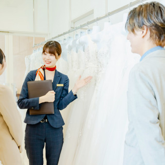 花嫁姿への憧れのイメージを大切に、コスチュームアドバイザーが運命の一着を見つけるお手伝い