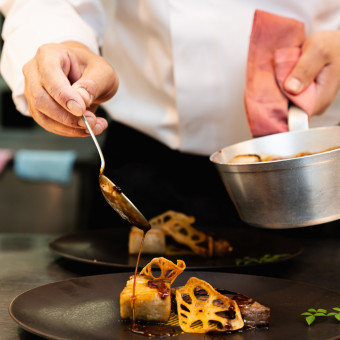 ウエディングに相応しい繊細で華やかな料理を創りあげる料理人たち。皆さまに最高のおもてなしを