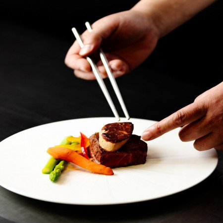 ふたり目線になって料理を考案するシェフ。最後の一皿までふたりの想いを受け継ぐ