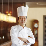 グランシェフ 嶺村 武。皆さまからの「美味しかった」の一言と笑顔を励みにキッチンスタッフ一同、日々精進しています。■ザ・グランスィート