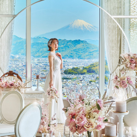 富士山や海などの自然を感じられる贅沢な披露宴会場