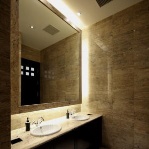 ゲスト専用のお手洗いには大きな鏡も！|ヴィラ・グランディス ウェディングリゾート 福井の写真(1432853)