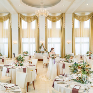 花嫁を女優のように輝かせる華やかな空間で祝宴を|ヴィラ・グランディス ウェディングリゾート 福井の写真(36381654)