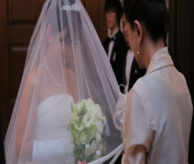 この娘が一生幸せに暮らせますようにと想い込めて下げるベール