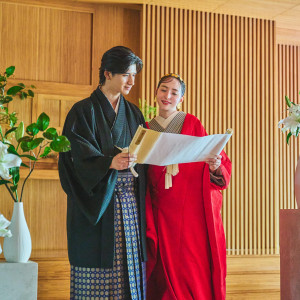 装花をあしらった祭壇で「誓いの言葉の朗読」|Precious&Gracious マリエール 神水苑の写真(55673699)