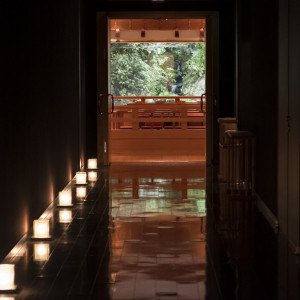 下からライトアップされ廊下を通って神殿へ|Precious&Gracious マリエール 神水苑の写真(35473667)