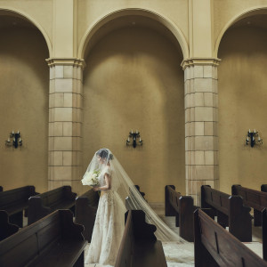 祭壇へと続く石畳みのバージンロードを一歩一歩進んでいく|Precious&Gracious マリエール 神水苑の写真(55706188)