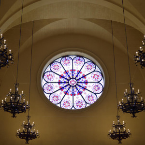 会場の後方にあるバラ窓のステンドグラス|Precious&Gracious マリエール 神水苑の写真(55706185)