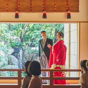 庭園から差し込む光のなか新婦は「父と入場」|Precious&Gracious マリエール 神水苑の写真(55673696)