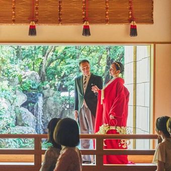 庭園から差し込む光のなか新婦は「父と入場」