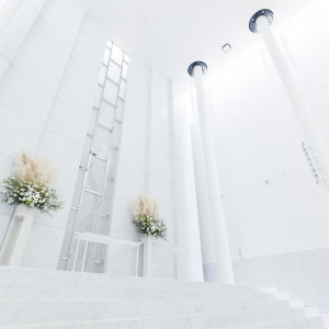 ふたりの姿を輝かせる聖壇。|W the style of wedding（ダブリューザスタイルオブウエディング）の写真(52938082)
