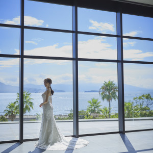 鹿児島が誇る桜島と錦江湾を望む絶景ラウンジがおすすめ！|W the style of wedding（ダブリューザスタイルオブウエディング）の写真(33969315)