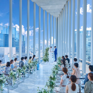 安藤忠雄デザインの天空のチャペルは光に満ちた開放的な雰囲気で、まるで宙に浮いているような感覚を味わえる|アルモニーアンブラッセ ウェディングホテル/テイクアンドギヴ・ニーズウェディングの写真(53772505)