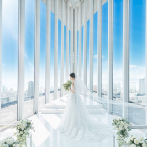 純白のウェディングドレスが一層際立つ、無駄なものを削ぎ落としたチャペル|アルモニーアンブラッセ ウエディングホテルの写真(8014386)