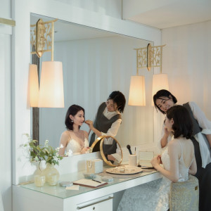 おふたりのお部屋にヘアメイクスタッフとプランナーがきてくれる|アルモニーアンブラッセ ウェディングホテル/テイクアンドギヴ・ニーズウェディングの写真(53935275)