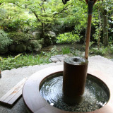 庭園にある癒しの足湯