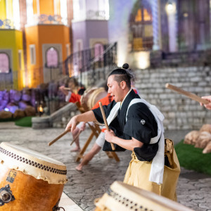 ガーデンを思いっきり使って太鼓の演奏。広大なガーデンだからこそ可能な特別演出となりました。|ウエディング ファンタジアの写真(55382333)