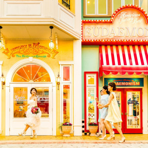 映画のワンシーンのようなかわいい街並みフォト♡|ウエディング ファンタジアの写真(9304959)