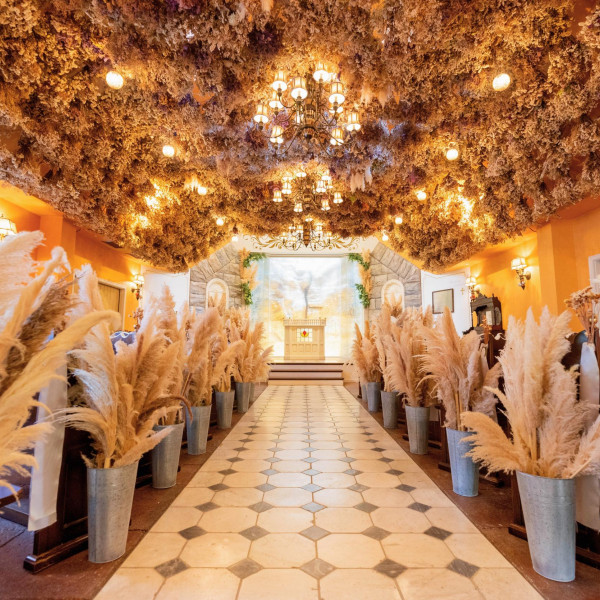 「永遠」を意味するドライフラワーのチャペルで永遠の誓いを