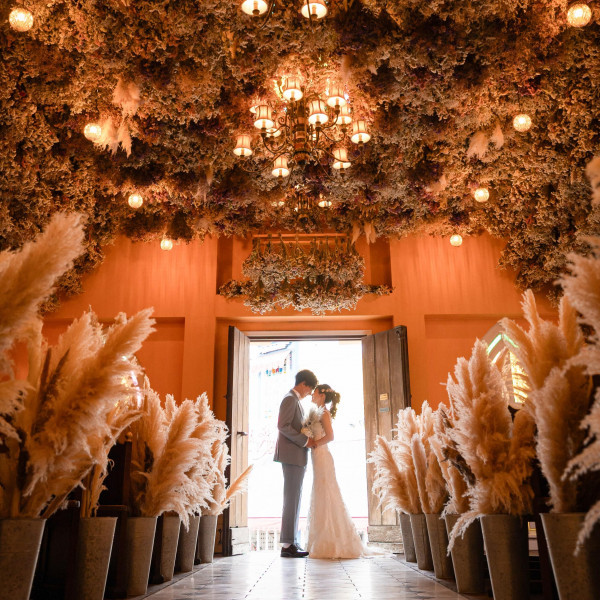 幻想的なドライフラワーチャペルで永遠の誓いを