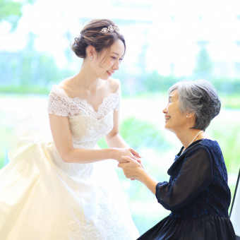 ずっとずっと、花嫁姿を楽しみにしていたおばあちゃん 一緒に手を繋いでご中座♪素敵な場面です