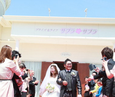 幸せいっぱいのフラワーシャワー♡