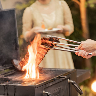 料理長がゲストの目の前で焼くBBQなどの演出も!